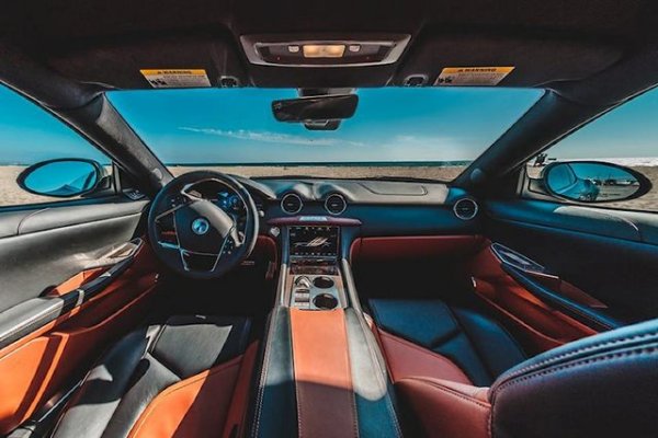 Има някои автомобили с тесни задни седалки, но това не е толкова голям проблем, колкото хибридната система, която BMW първоначално използва, а след това изостави. Това беше удар по първия хибриден спортен автомобил от висок клас, който така и не получи истинска тяга.